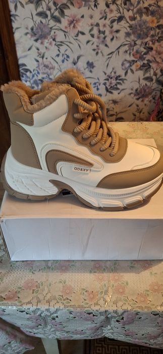 Зимние женские кроссовки! Новые!