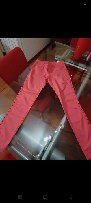 Calças coral com aplicações douradas,como novas