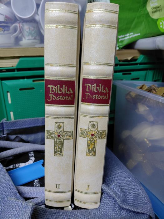 Bíblia com caixa de madeira