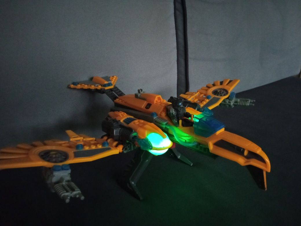 Figurka Power Rangers z motorem+ samolot z klocków