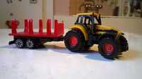 traktor (ciągnik) rolniczy z przyczepą do przewozu drewnianych bali