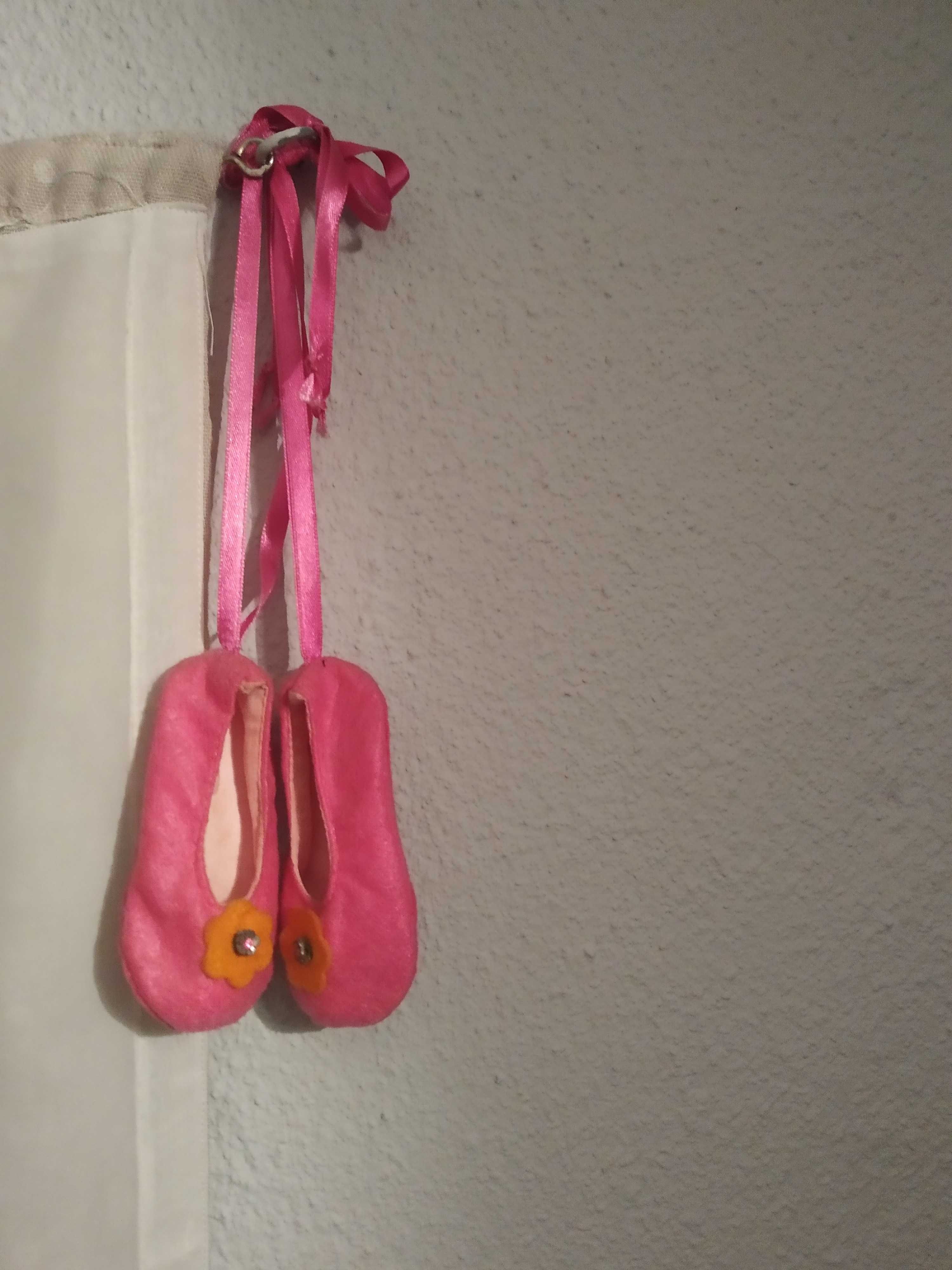 Pendente com sapatos de ballet