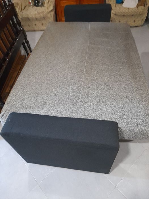 Sofá preto e cinza em tecido