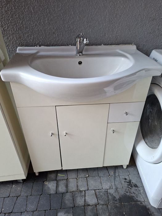 Szafka z umywalka plus słupek łazienkowy.