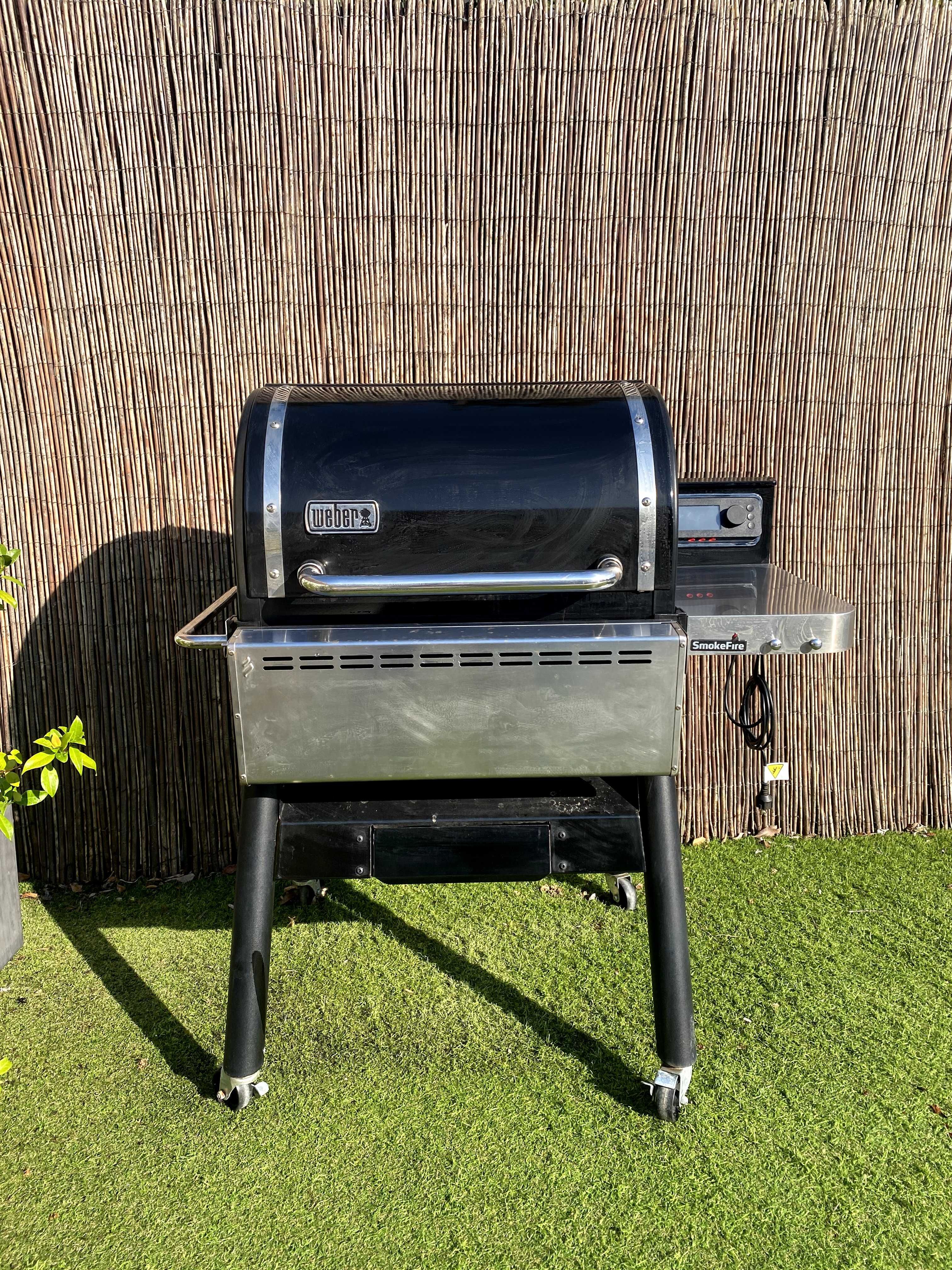 Grelhador WEBER a pellets de madeira SmokeFire EX4 GBS