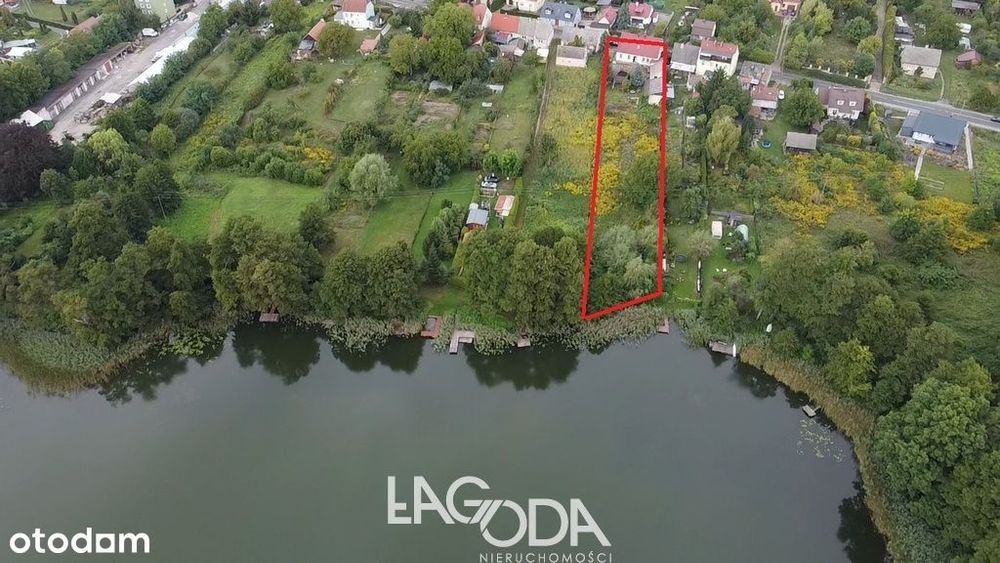 Dom z działką 25 arów przy linii brzegowe jeziora.