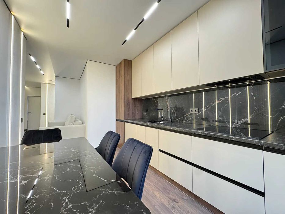 Сучасна двокімнатна в центрі