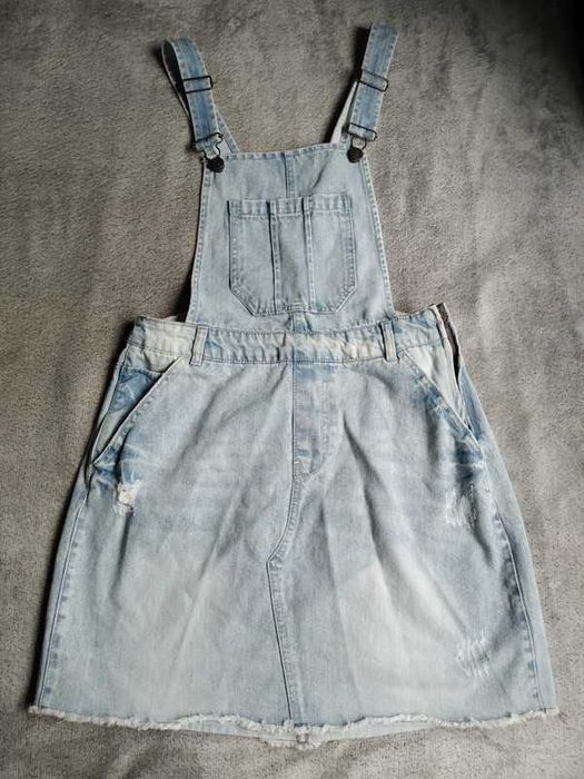 Sukienka ogrodniczki jeansowa z przetarciami