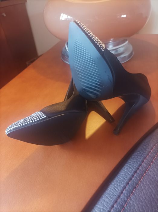 Sapatos pretos com brilhantes