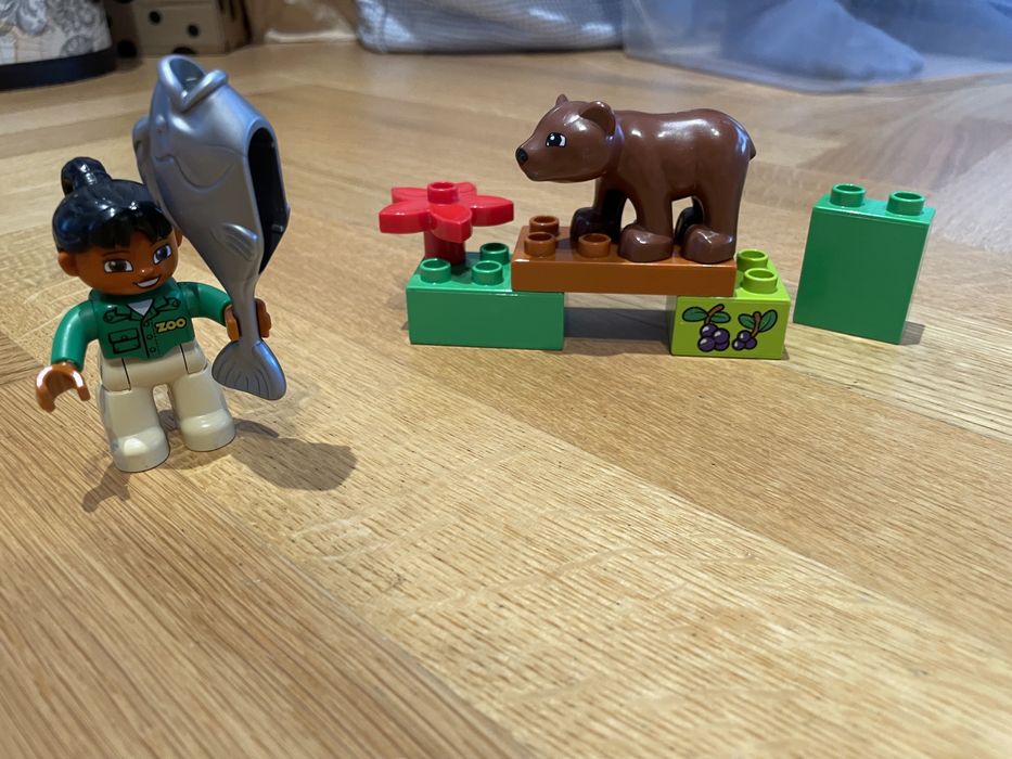 Opiekunka w zoo LEGO Duplo 10576 miś niedźwiedź ryba