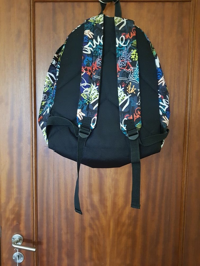 Mochila colorida para criança ou jovem. Nova