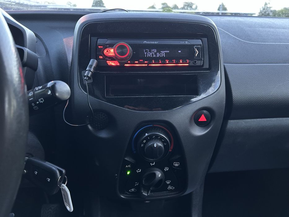 Toyota Aygo 1.0 VVTi lampy LED 5 drzwi benzyna 70 koni Klimatyzacja