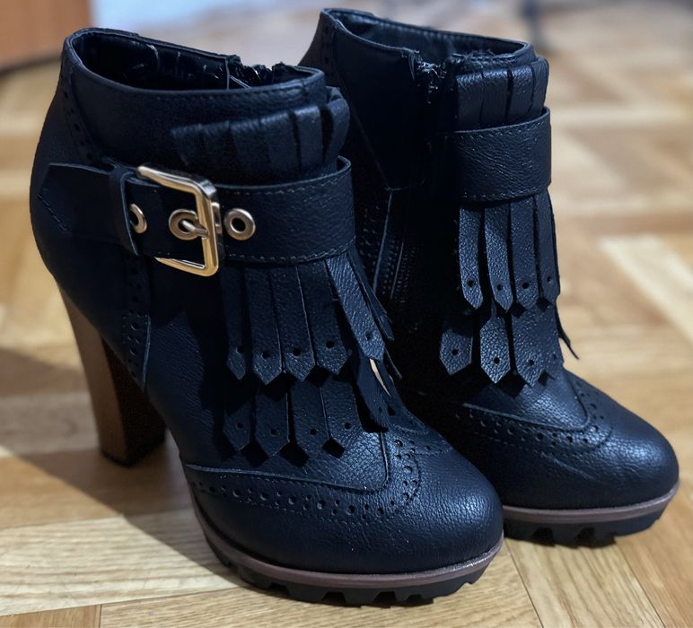 Buty czarne na słupku