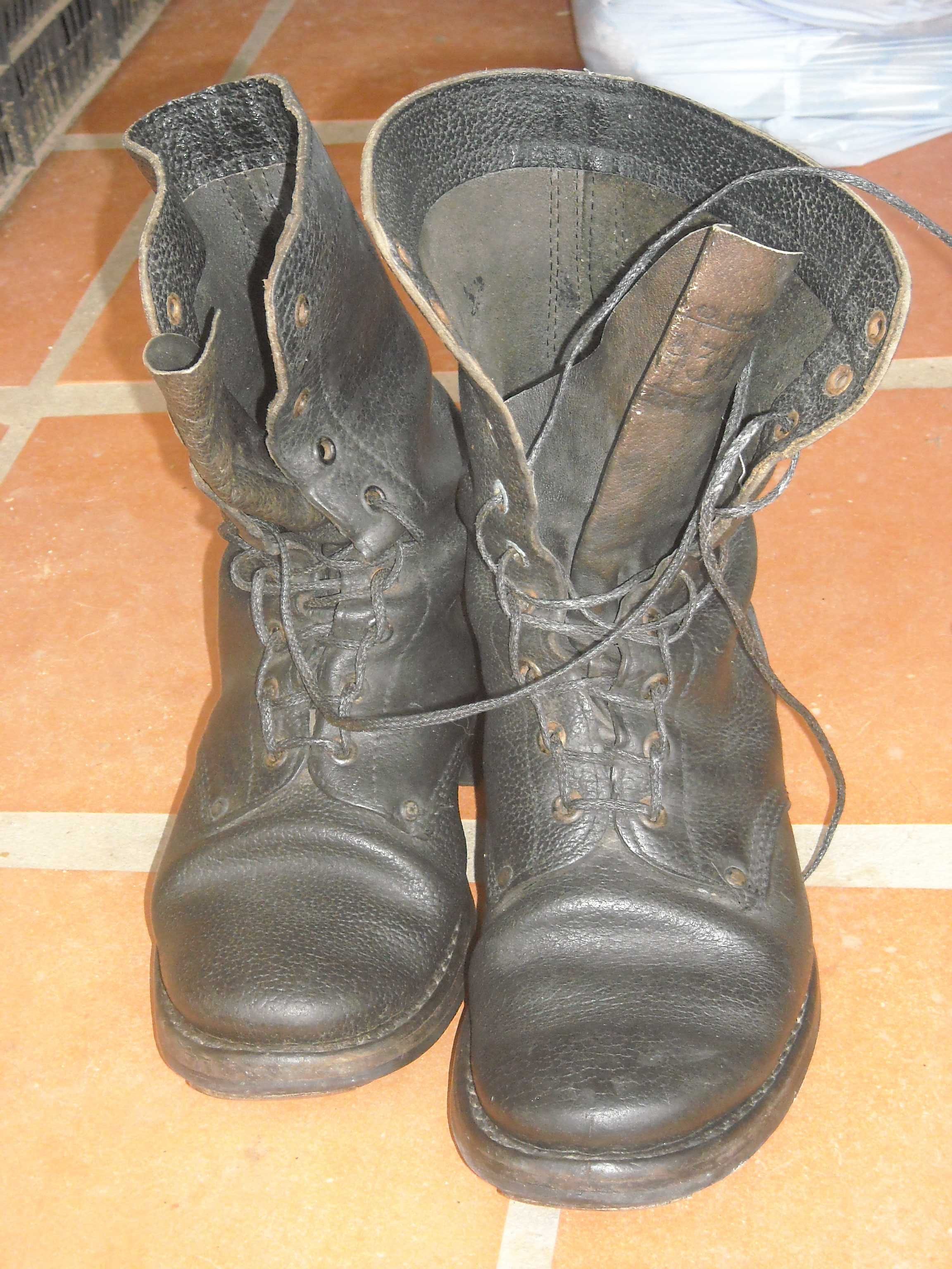 Botas da tropa antigas com pouco uso