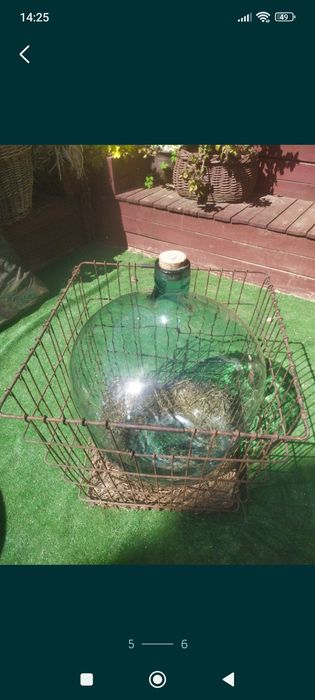 Wielka butla Min.50litrów, galon, Gąsior na wino z metalowym koszem.