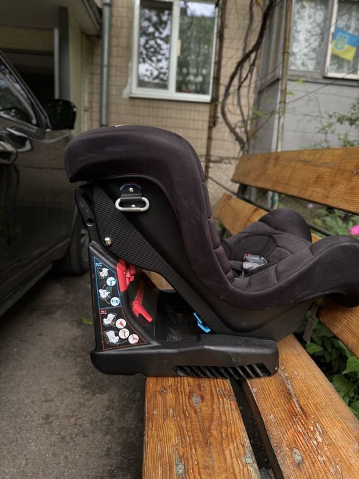 Дитяче автокрісло chicco чорний колір