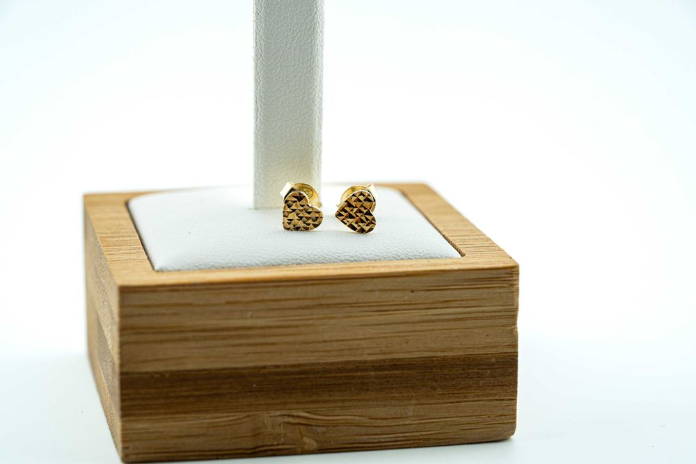 ZB557 świetne lekkie złote kolczyki serca z tłoczonym wzorem 8k sztyft