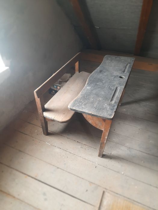 Ławka szkolna z kałamarzem...