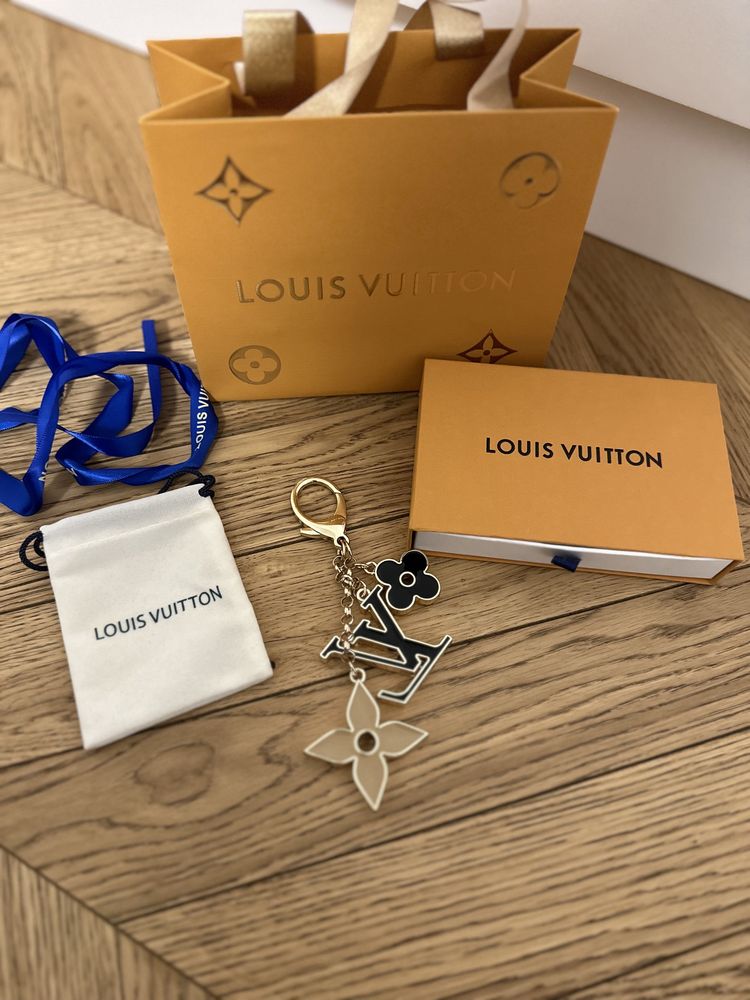 Louis Vuitton breloczek zawieszka złota LV