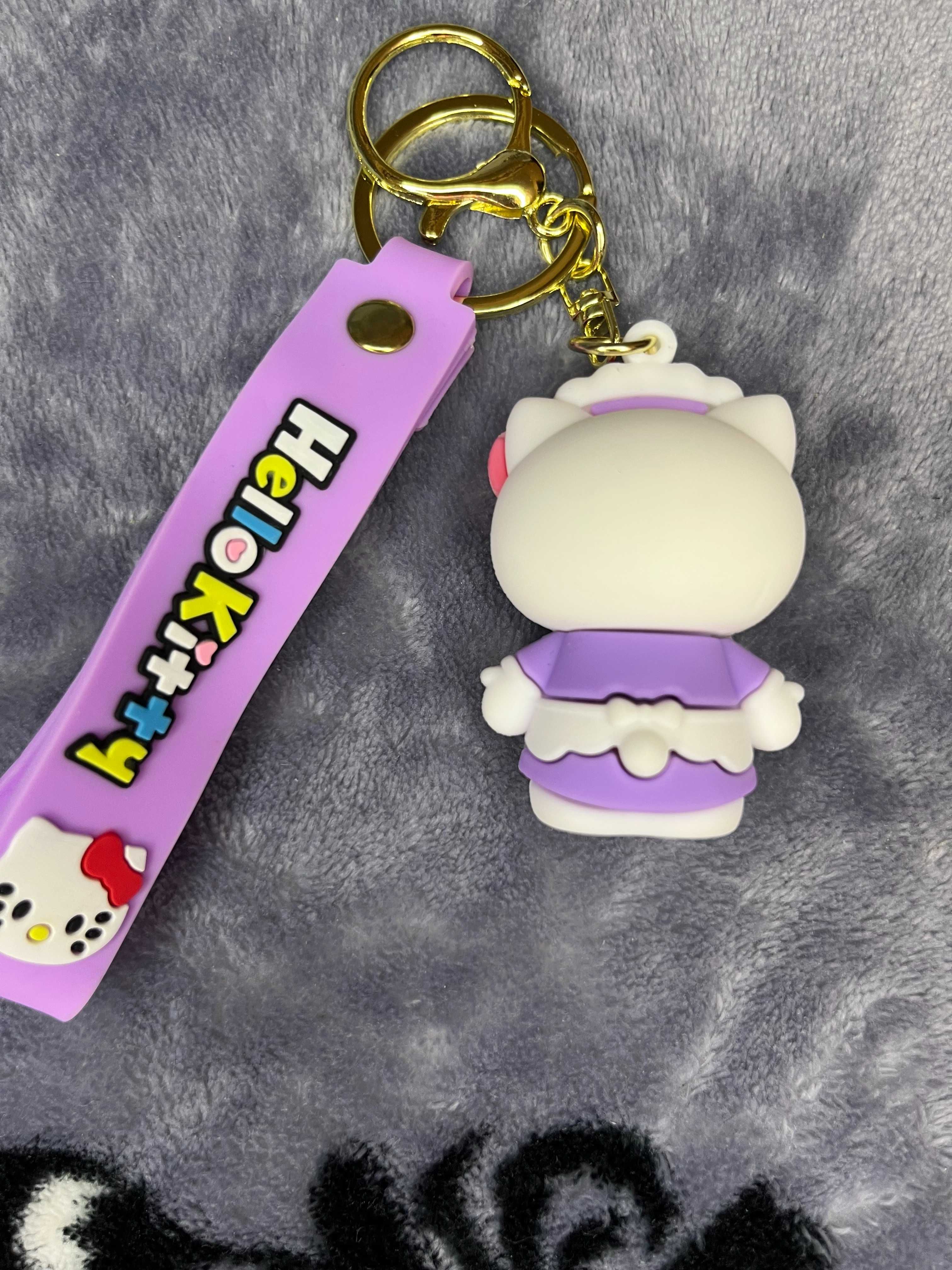 Breloczek Hello Kitty w fioletowym stroju pokojówki