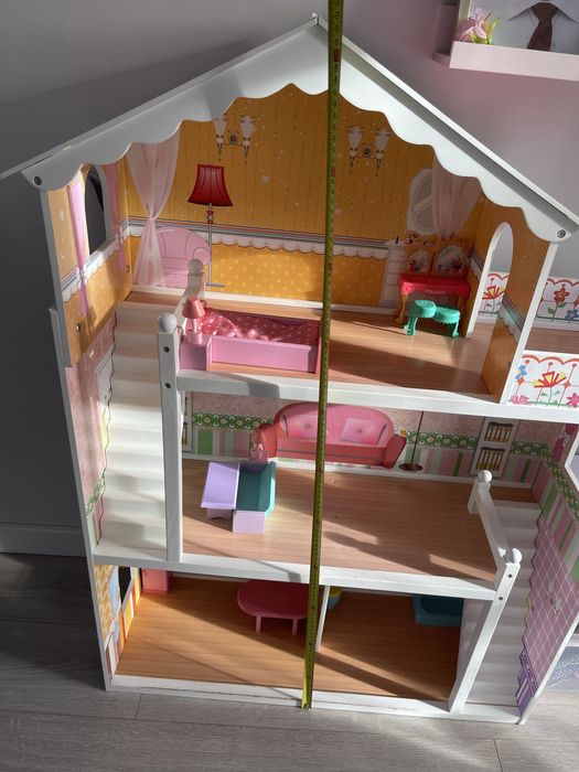 Drewniany domek dla lalek z akcesoriami