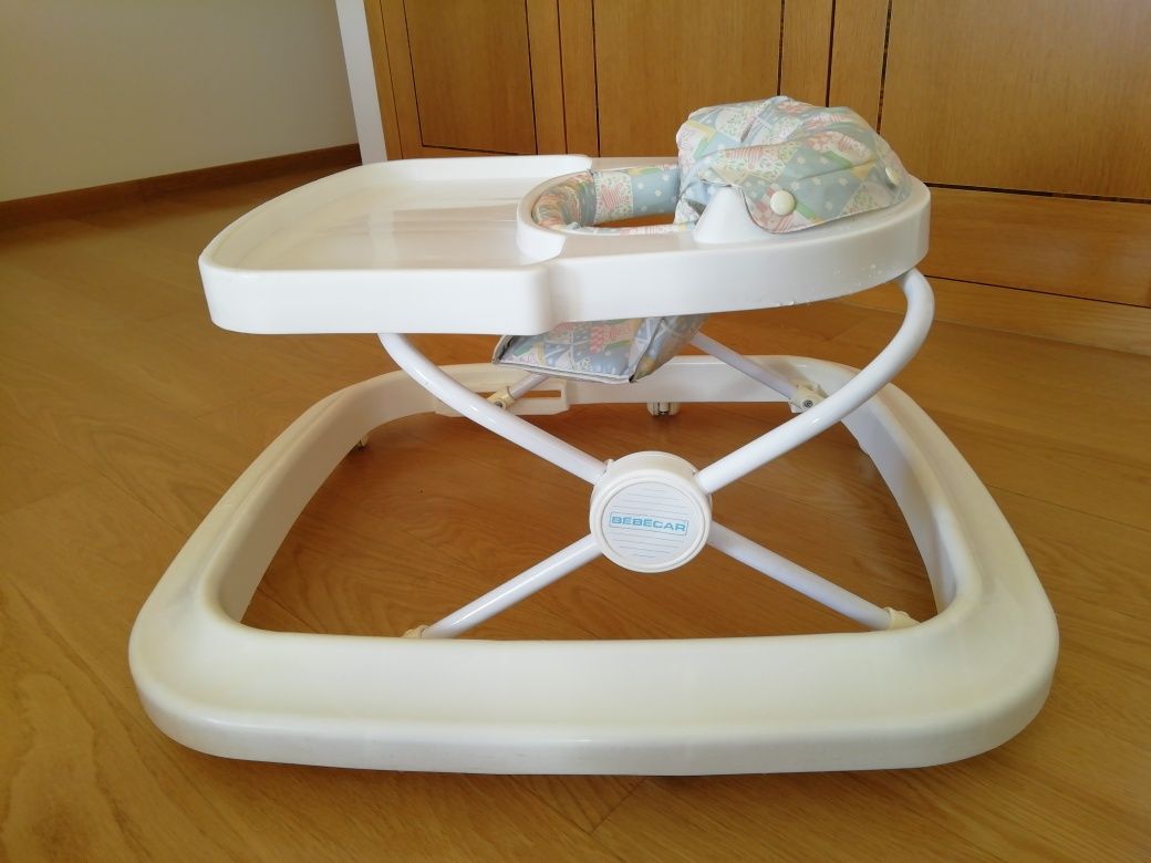 Andador de bebé com mesa para colocar  brinquedos