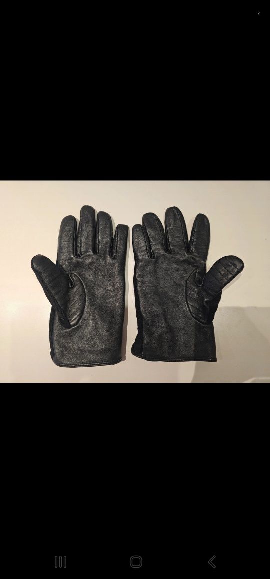 Skórzane (sheep leather) rękawiczki Calvin Klein zapinane na rzepy.