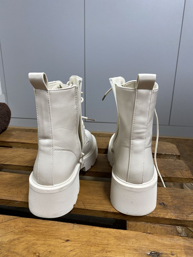Botas beges, como novas.