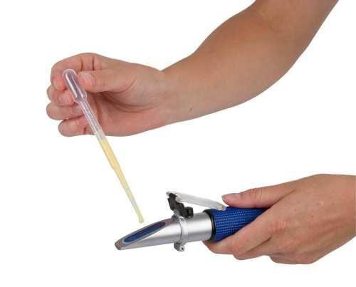 Refraktometr do oznaczania jakości siary krów i koni, z akcesoriami