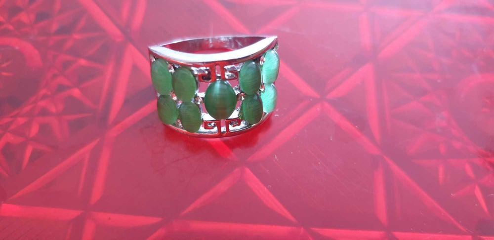 Перстень кольцо с зеленым камнем