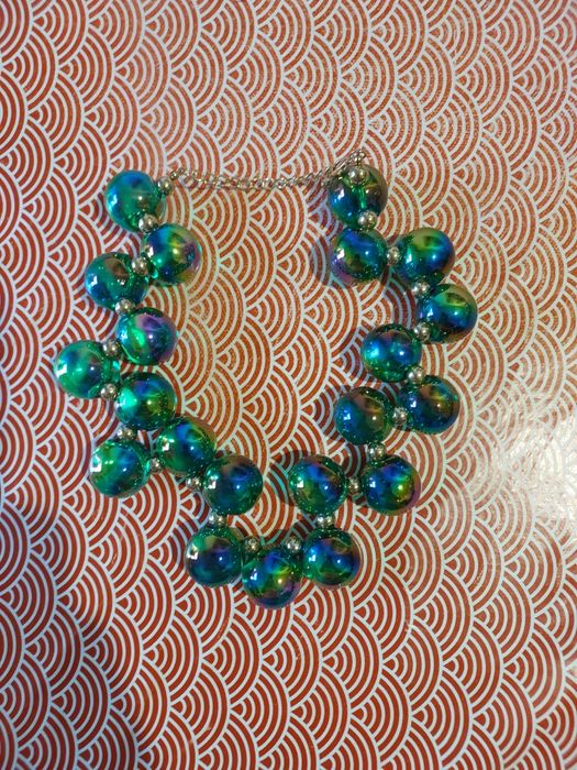 colar bolas verde