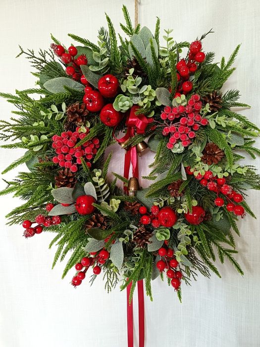 Zimowy wianek na drzwi, głóg, oszroniona jarzębina, dzwonki, jabłka