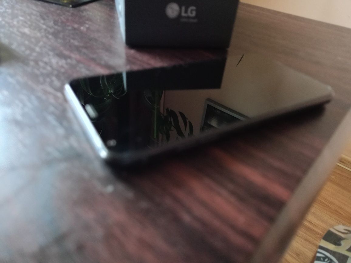 LG q6 Smartfon z radiem