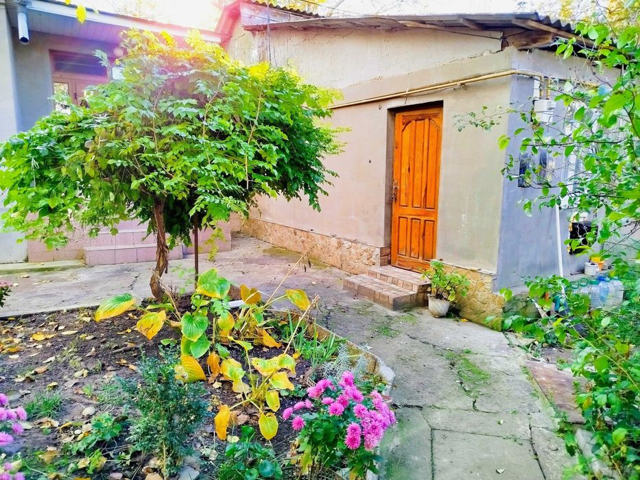 Продається будинок у центральній частині міста