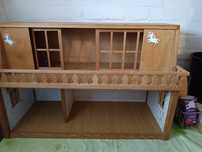 Drewniany domek dla lalek