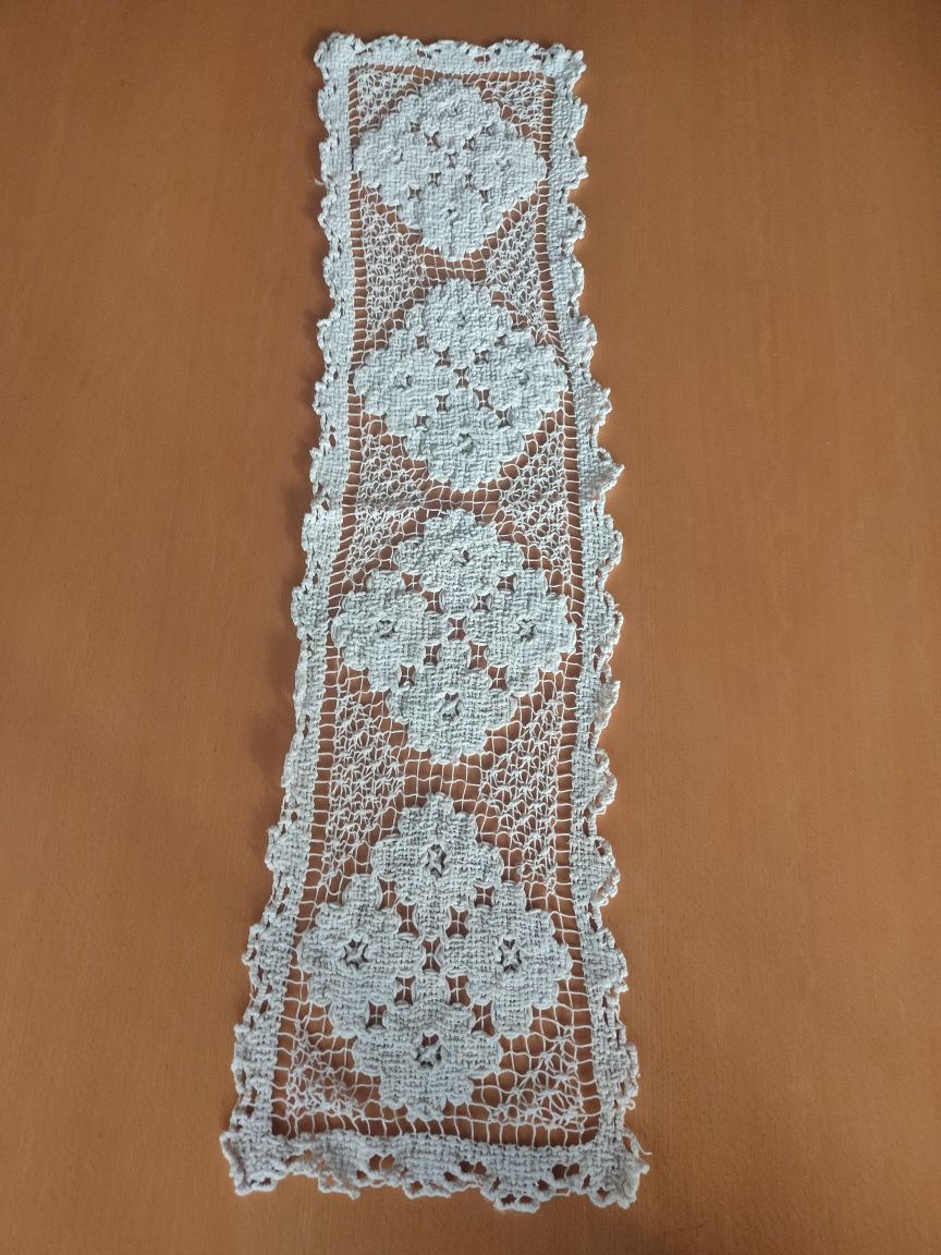 Conjunto de naperons em crochê.