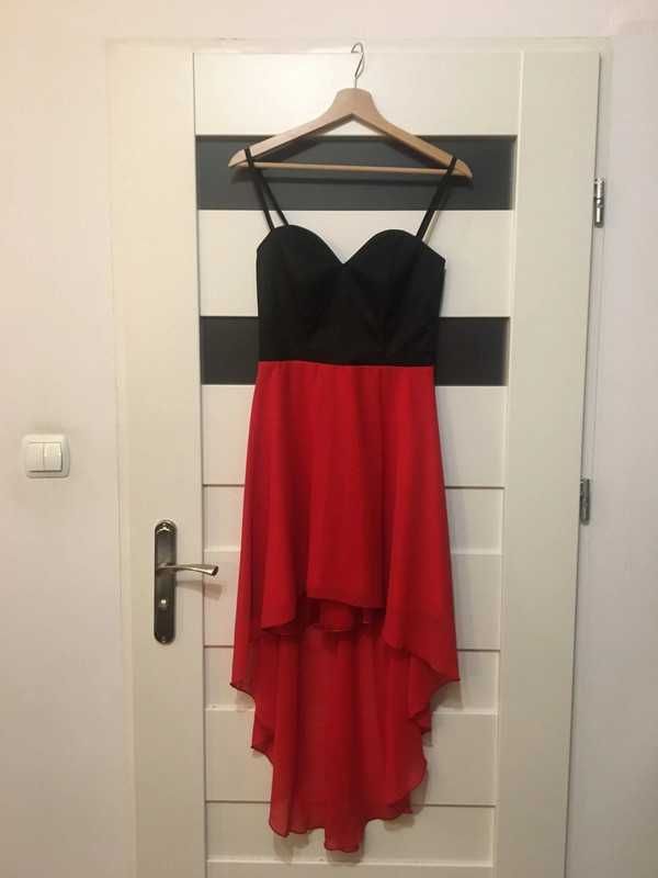 Elegancka czarno-czerwona sukienka z długim tyłem.
