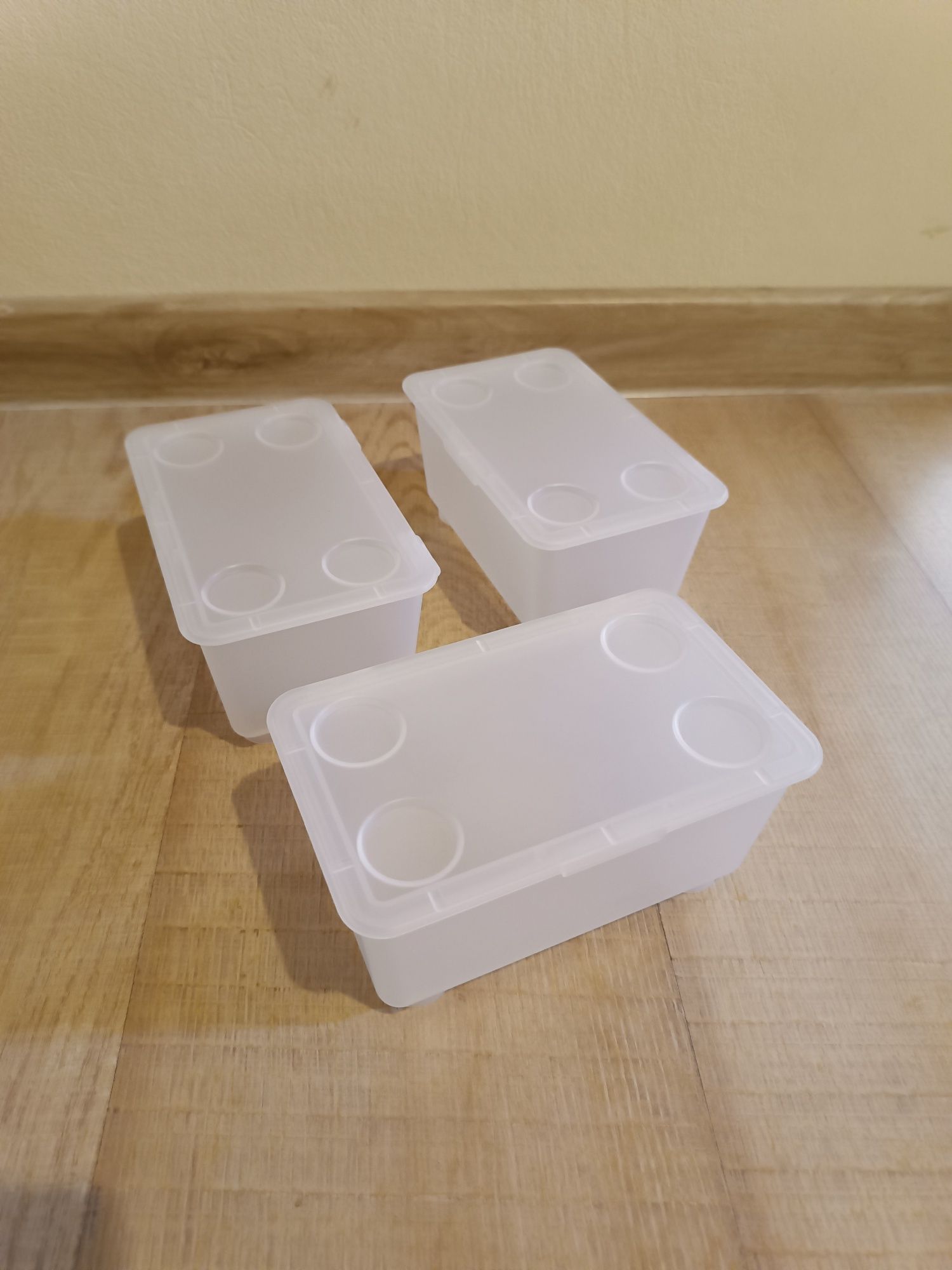 Jasne matowe pojemniki z IKEA