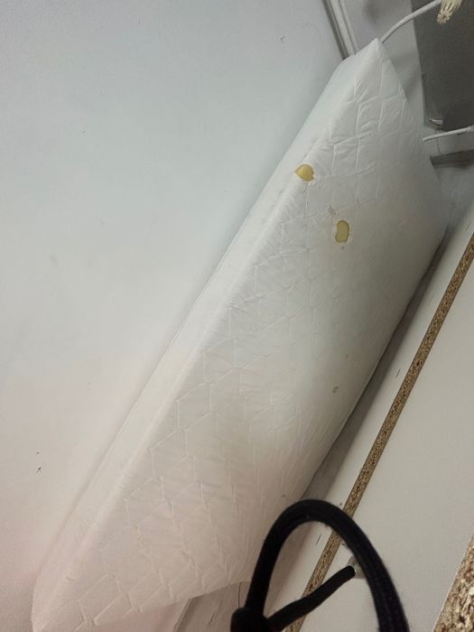 łóżko piętrowe z biurkiem, szafą i materacem