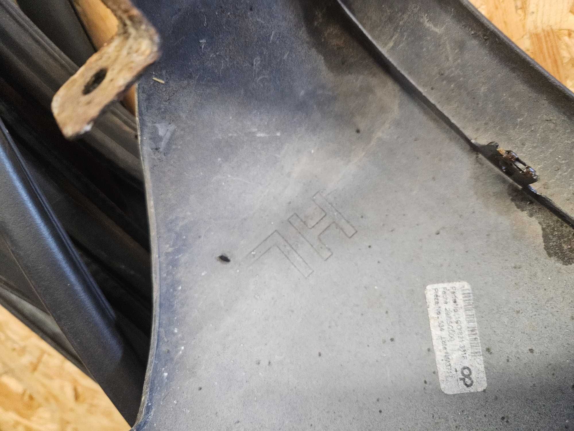 1C0,8213,01F Błotnik prawy lewy tył vw new beetle granatowy