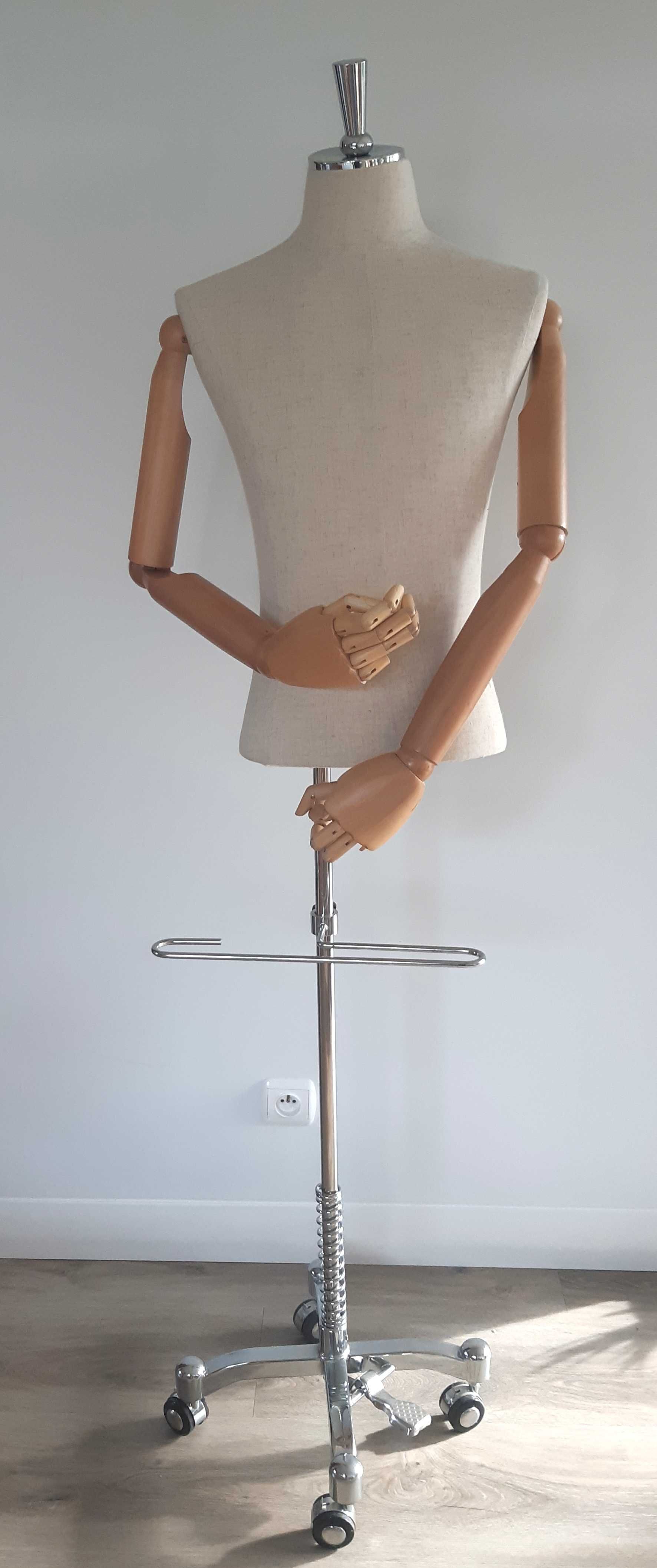 Manekin wystawowy na stojaku na kołach z rękoma ruchomymi
