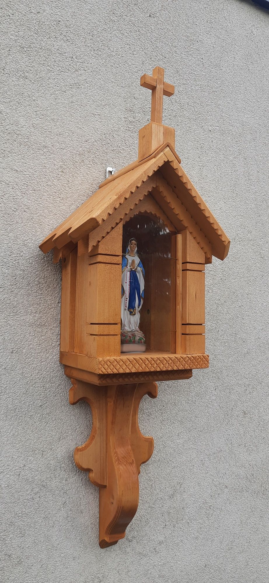 Kapliczka drewniana z figurką