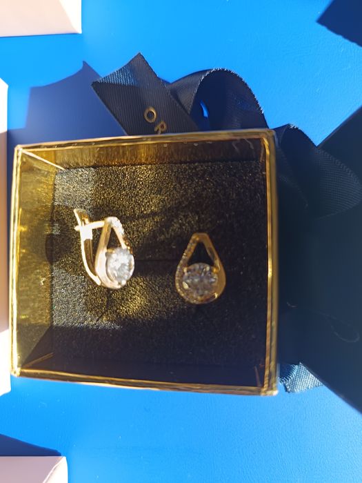 Brincos ouro 9 k com pedras fechadura inglesa novos alfinetes