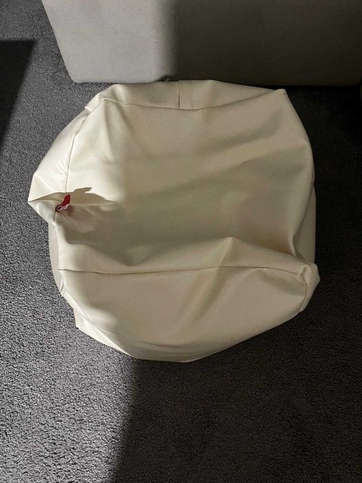 Jarra Ikea + Pufe Branco + Globo Dourado Homa