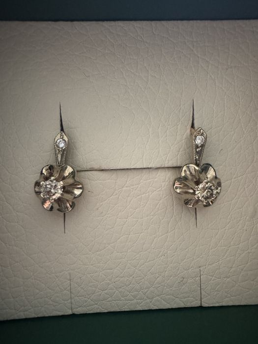 Золотые серьги с якутскими бриллиантами