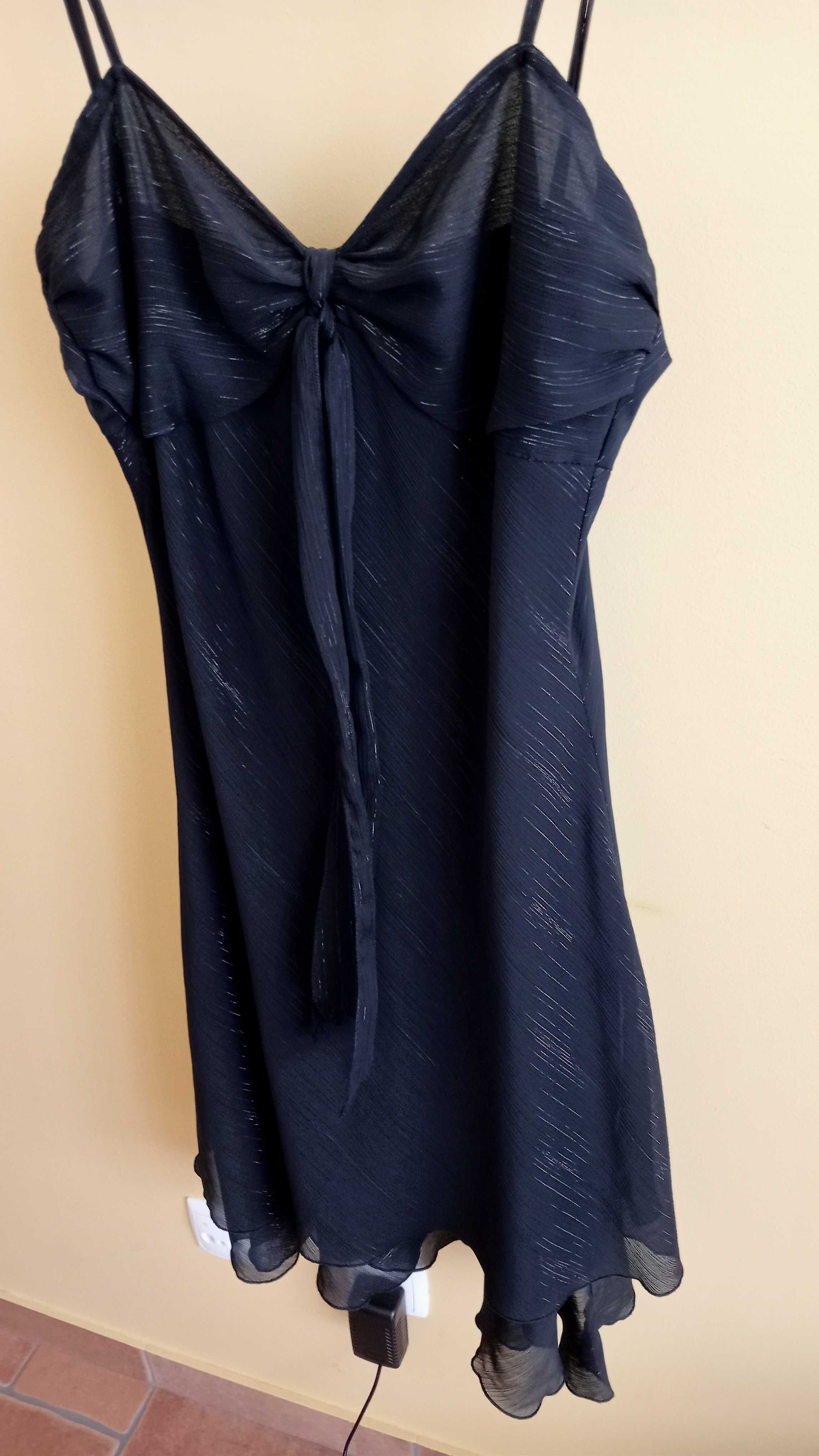 vestido de cerimónia preto com listas prateadas
