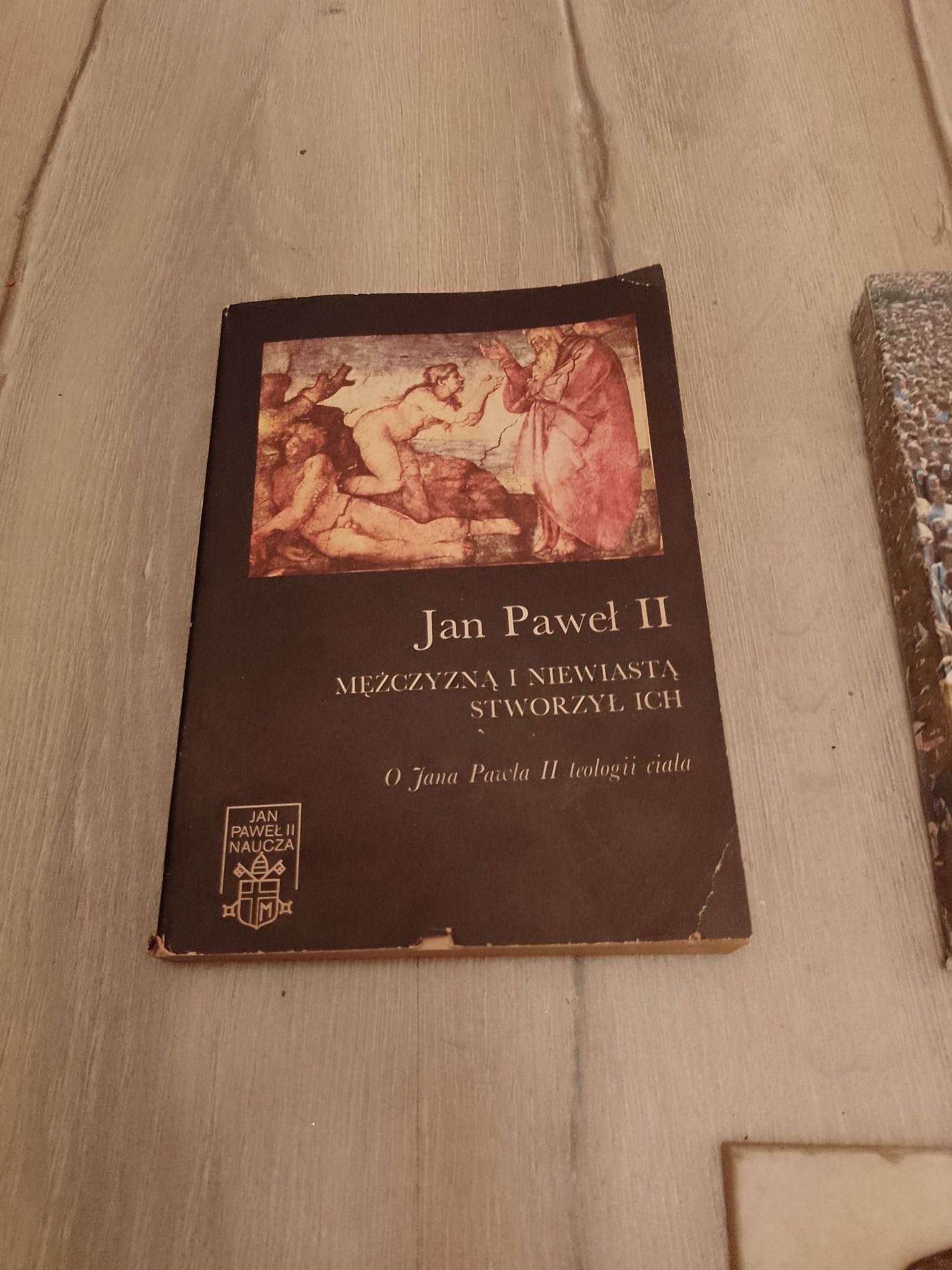 Sprzedam popiersie Jana Pawła II  plus dwie książki.