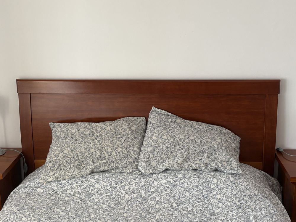 Cama Casal c/ 2 mesas cabeceira em cerejeira. Ótimo estado