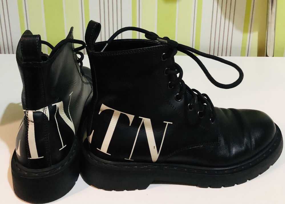Женские Черные ботинки Valentino Garavani с брендовым принтом