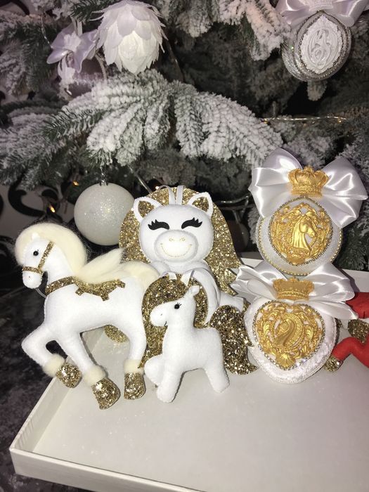 Новорічна іграшка на ялинку - подарунок. Кінь - символ року 2026